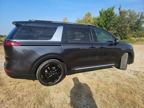 Used 2022 Kia Carnival SX FWD image 3