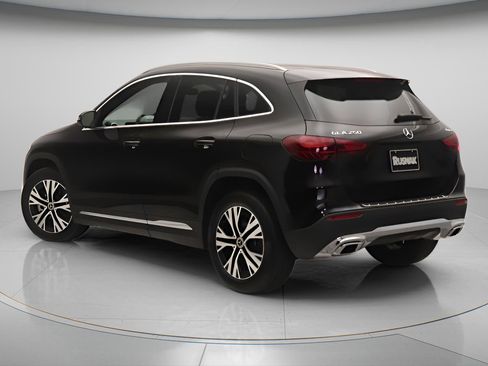 Used 2026 Mercedes-Benz GLA 250 4MATIC image 2
