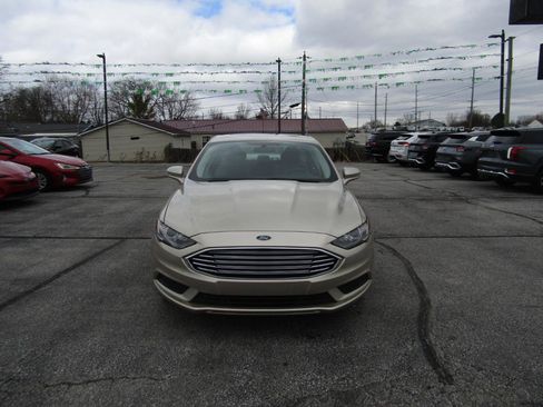 Used 2017 Ford Fusion SE image 2