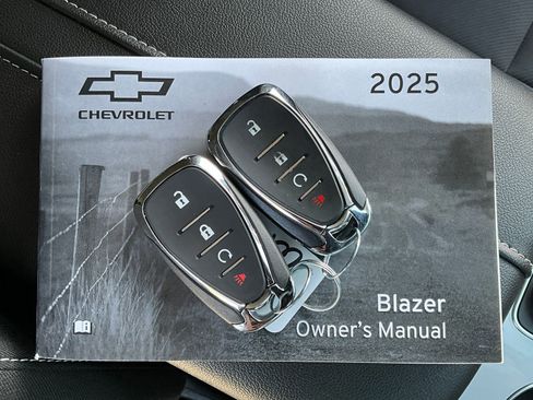 Used 2025 Chevrolet Blazer LT AWD/4WD image 10