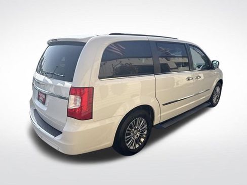Used 2013 Chrysler Town & Country Touring-L w/ Driver Convenience Group FWD image 3