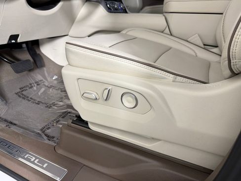 Used 2023 GMC Yukon Denali w/ LPO, Floor Liner Package AWD/4WD image 23