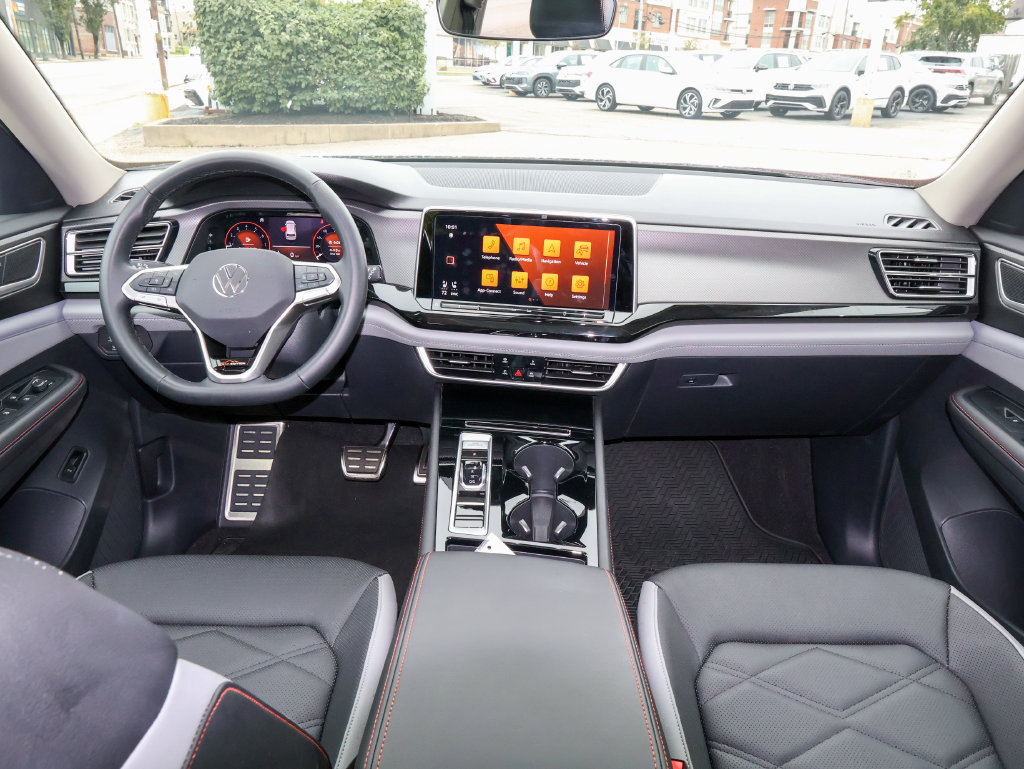 Used 2025 Volkswagen Atlas Peak Edition SE AWD/4WD image 19