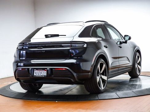 Certified 2025 Porsche Macan 4S Electric AWD/4WD image 6