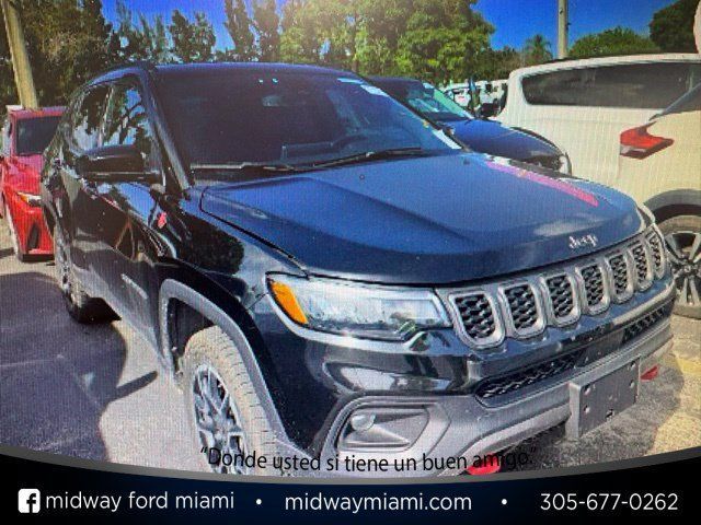 Used 2025 Jeep Compass Trailhawk AWD/4WD image 1