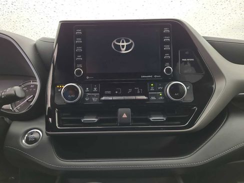 Used 2022 Toyota Highlander XLE FWD image 24