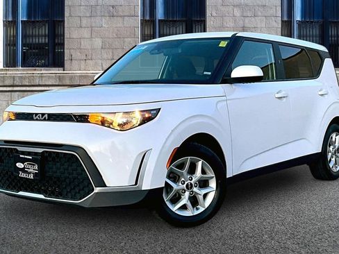 Used 2023 Kia Soul LX w/ LX Technology Package image 2