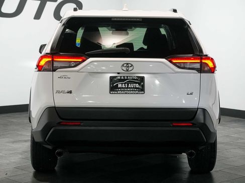Used 2020 Toyota RAV4 LE FWD image 5