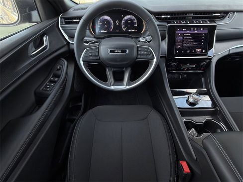 New 2025 Jeep Grand Cherokee L Laredo image 11