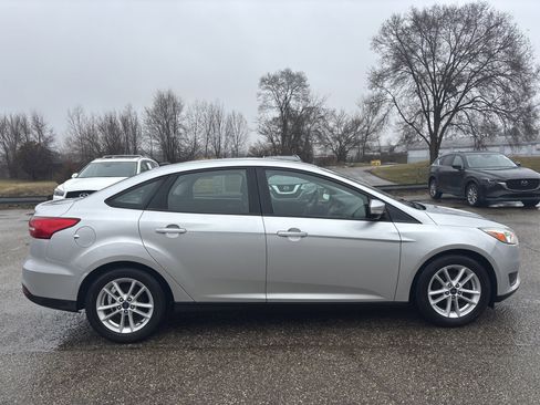 Used 2017 Ford Focus SE image 2