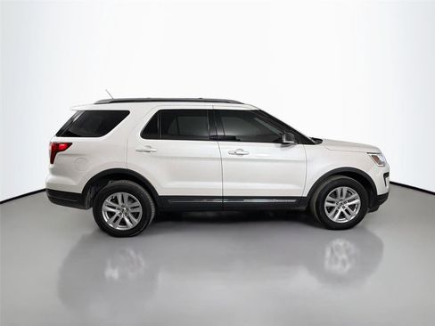 Used 2019 Ford Explorer XLT w/ Equipment Group 202A AWD/4WD image 4