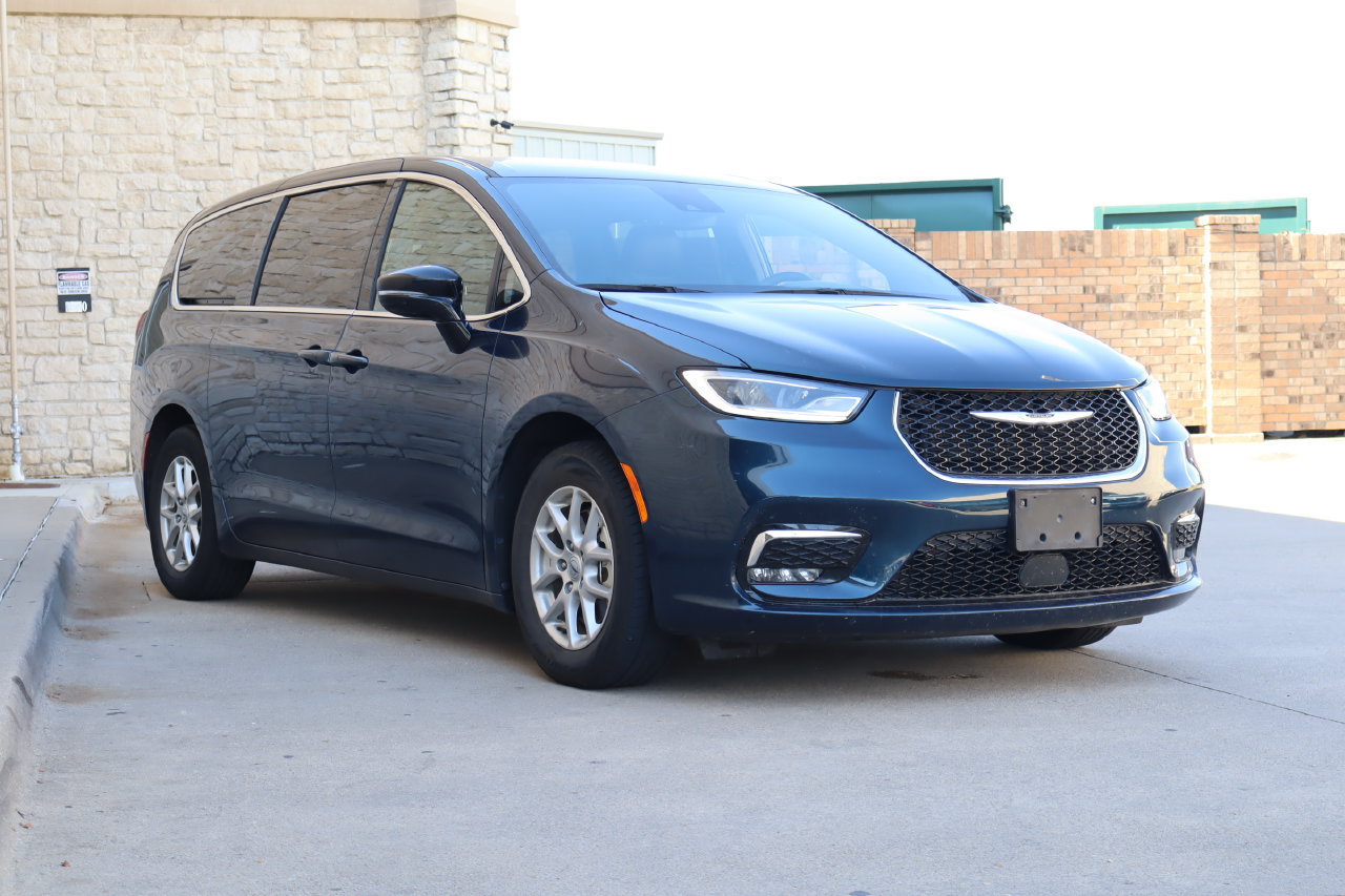 Used 2025 Chrysler Pacifica Select FWD image 2