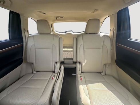 Used 2017 Toyota Highlander Limited Platinum w/ Preferred Accessory Package AWD/4WD image 12