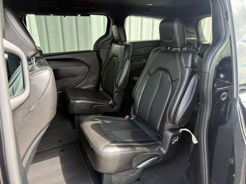 Used 2026 Chrysler Pacifica Select image 6