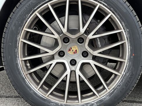 Certified 2022 Porsche Cayenne Platinum Edition image 13