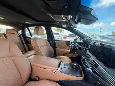 Used 2023 Lexus LS 500 w/ Accessory Package (Z1) RWD image 7