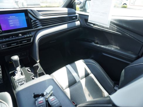 Used 2025 Toyota Camry SE w/ Convenience Package FWD image 16