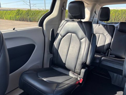 Used 2024 Chrysler Pacifica Touring-L FWD image 37