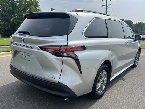 Used 2021 Toyota Sienna XLE FWD image 9