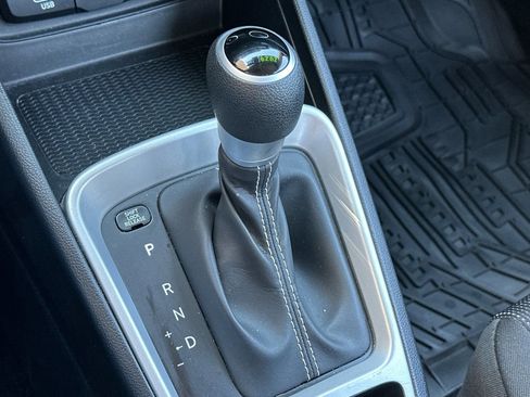 Used 2024 Hyundai Venue SE image 21