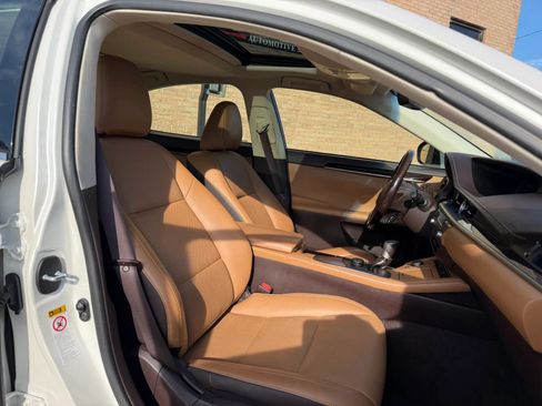 Used 2016 Lexus ES 350 w/ Premium Package w/Wood Trim FWD image 10