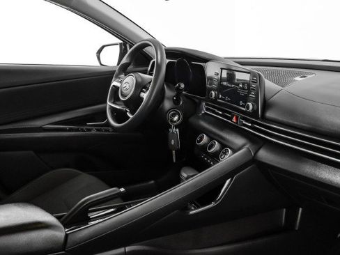 Used 2021 Hyundai Elantra SE w/ Cargo Package image 19