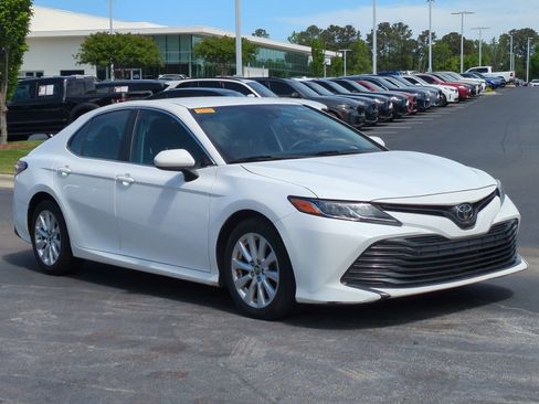 Used 2018 Toyota Camry LE image 2