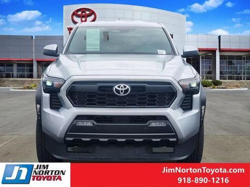 Used 2025 Toyota Tacoma TRD Off-Road w/ TRD Off Road Upgrade Package AWD/4WD image 2