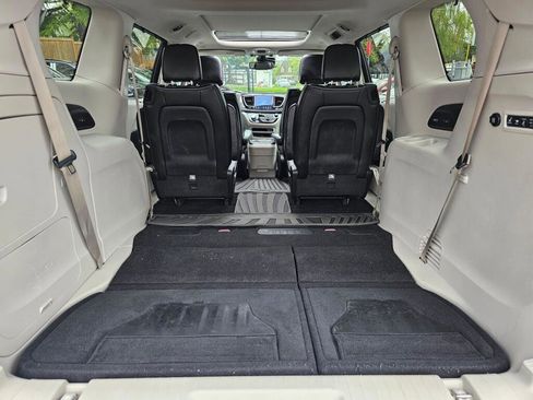 Used 2018 Chrysler Pacifica Limited w/ Tire & Wheel Group FWD image 17