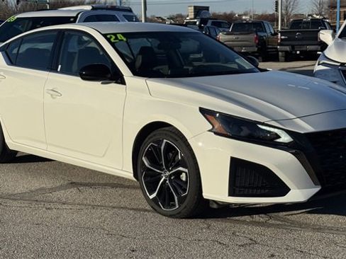 Used 2024 Nissan Altima 2.5 SR image 2