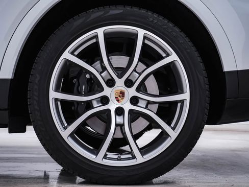 Certified 2023 Porsche Cayenne Platinum Edition image 10