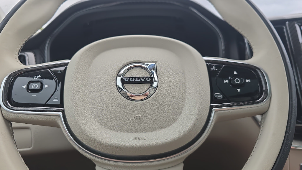 Used 2024 Volvo XC60 B5 Plus w/ Protection Package Premier AWD/4WD image 18