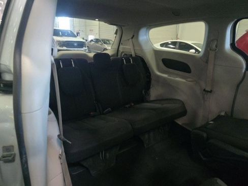 Used 2022 Chrysler Voyager LX FWD image 9