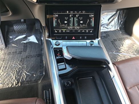 Used 2024 Audi Q8 e-tron Premium Plus image 22