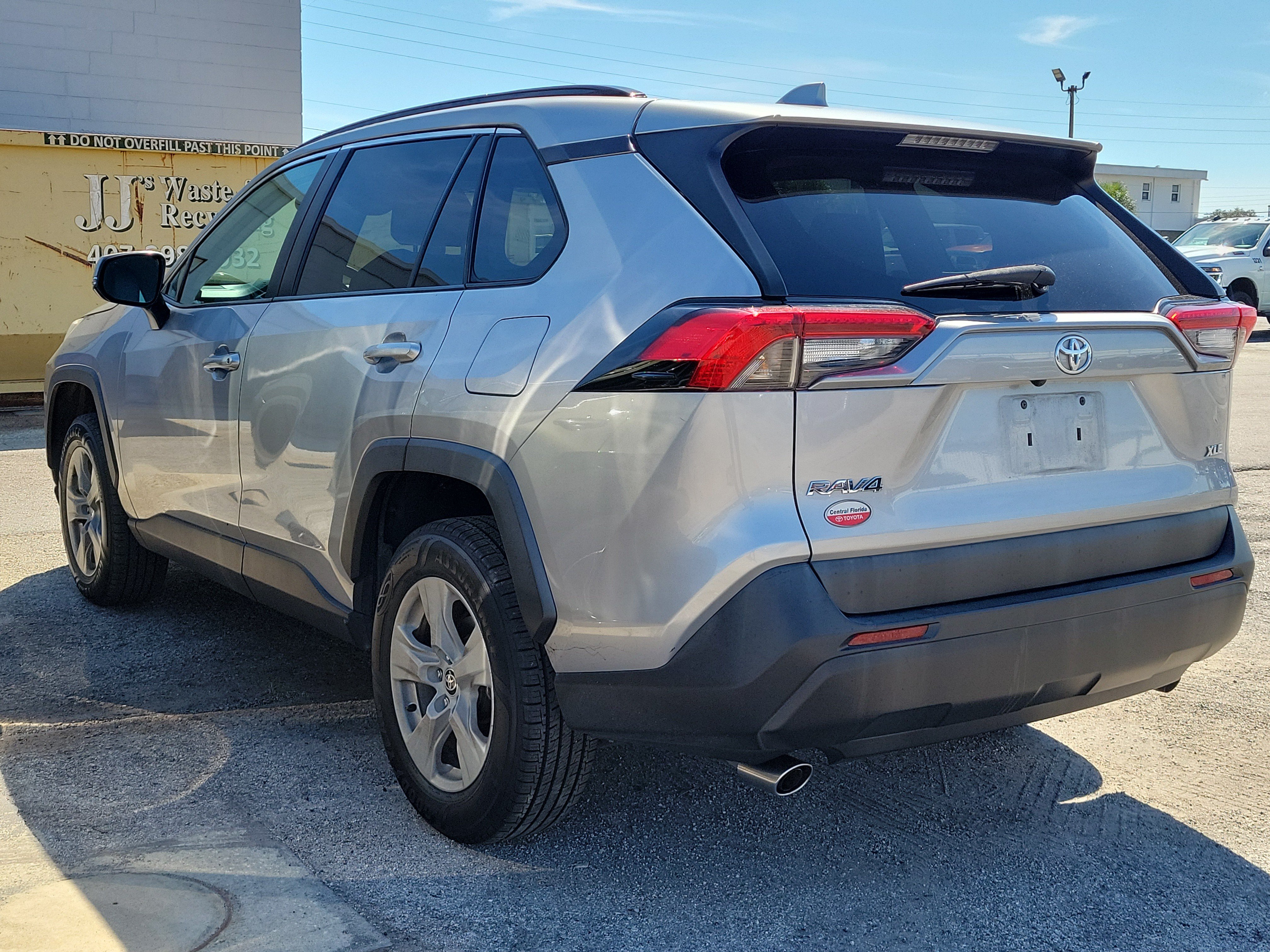Used 2021 Toyota RAV4 XLE w/ Convenience Package FWD image 4