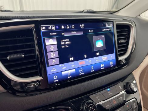 Used 2022 Chrysler Pacifica Touring-L FWD image 14