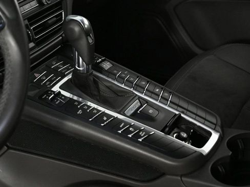 Certified 2021 Porsche Macan image 21