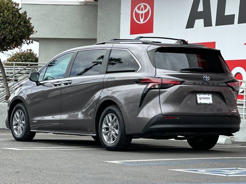Used 2021 Toyota Sienna XLE w/ XLE Plus Package FWD image 3