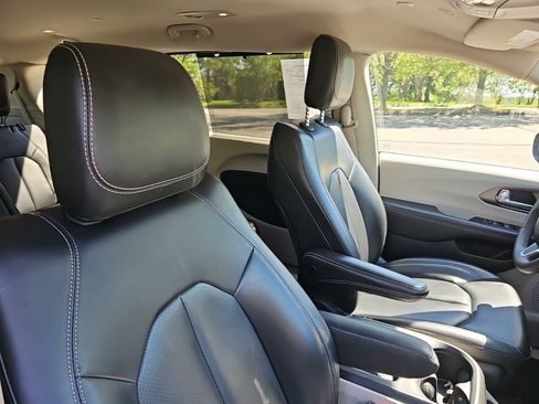 Used 2023 Chrysler Pacifica Touring-L FWD image 12