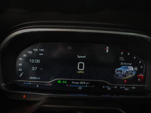 Used 2023 GMC Yukon SLT w/ SLT Luxury Package image 16