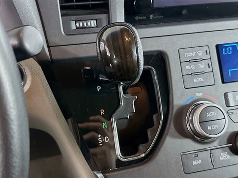 Used 2015 Toyota Sienna XLE image 23