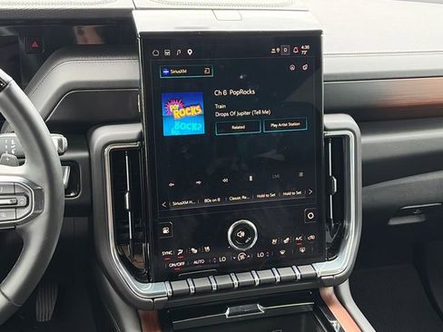 Used 2025 GMC Yukon Denali w/ Advanced Technology Package AWD/4WD image 14