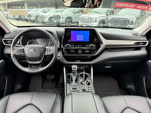 Certified 2024 Toyota Highlander XLE image 10