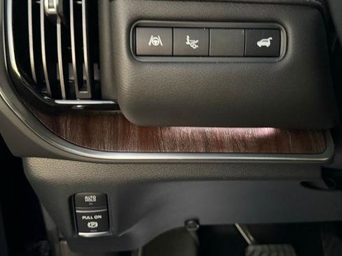 Certified 2025 Nissan Armada Platinum Reserve image 26