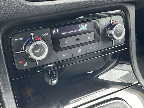 Used 2014 Volkswagen Touareg VR6 image 19