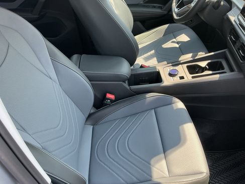 New 2026 Volkswagen Tiguan SE FWD image 28