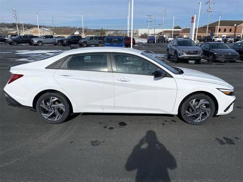 New 2025 Hyundai Elantra SEL image 9