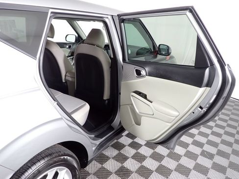 Used 2025 Kia Soul LX w/ LX Technology Package FWD image 30