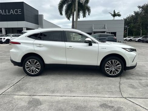 Used 2021 Toyota Venza XLE w/ Softex Package image 5