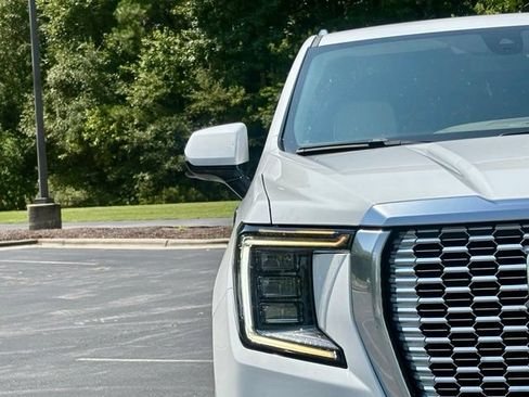 Used 2021 GMC Yukon Denali AWD/4WD image 12